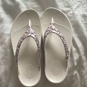 Oofos Rose Leopard flip flops